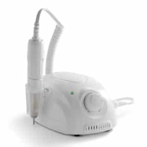 Elektrische nagelfrees in witte uitvoering met regelbare snelheidsknop, groen indicatielampje en handstuk met freesbit. Het handstuk is via een spiraalkabel verbonden met de compacte basisunit.