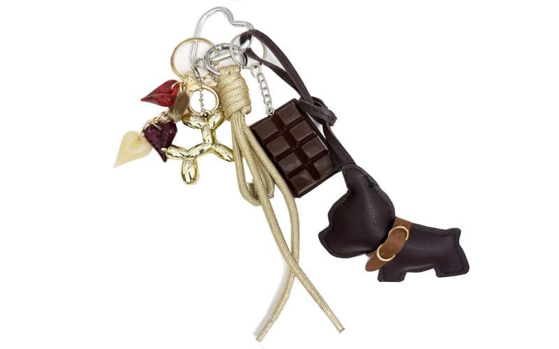 Camel Freekje sleutelhanger met bruin hondje, chocoladereep en bedeltjes