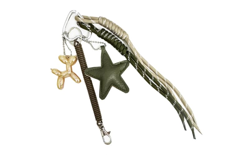 Dark Green Britt sleutelhanger met groene ster, ballonhondje en kwastjes